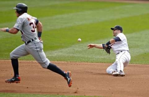 Aug 25, 2016; Minneapolis, MN, USA; Minnesota Twins second baseman Brian Dozier (2) throws it away for an error and allows a run for the Tigers. Credit: Bruce Kluckhohn-USA TODAY Sports