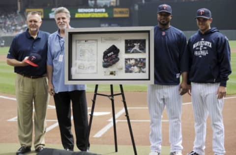 MINNEAPOLIS, MN – MAY 11: Former pitchers Bert Blyleven (L) and Jack Morris of the Minnesota Twins present Francisco Liriano