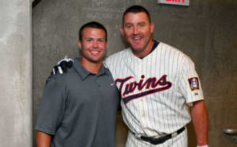 2011 first round draft pick Levi Michael of the Minnesota Twins poses for a photo with Jim Thome. (Photo by Brace Hemmelgarn/Minnesota Twins/Getty Images)