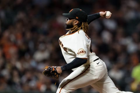 San Francisco Giants starting pitcher Johnny Cueto throws against the Arizona Diamondbacks (John Hefti-USA TODAY Sports)