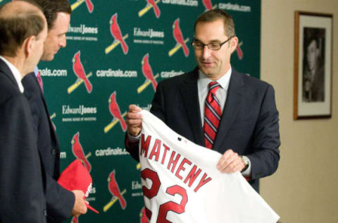 ST. LOUIS, MO – NOVEMBER 14: St. Louis Cardinals general manager John Mozeliak (R) introduces Mike Matheny as the new manager during a press conference at Busch Stadium on November 14, 2011 in St. Louis, Missouri. (Photo by Jeff Curry/Getty Images)