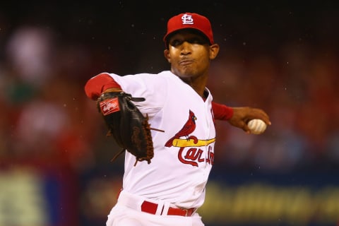 ST. LOUIS, MO – AUGUST 15: Reliever Sam Freeman #71 of the St. Louis Cardinals pitches against the San Diego Padres in the eighth inning at Busch Stadium on August 15, 2014 in St. Louis, Missouri. The Cardinals beat the Padres 4-2. (Photo by Dilip Vishwanat/Getty Images)