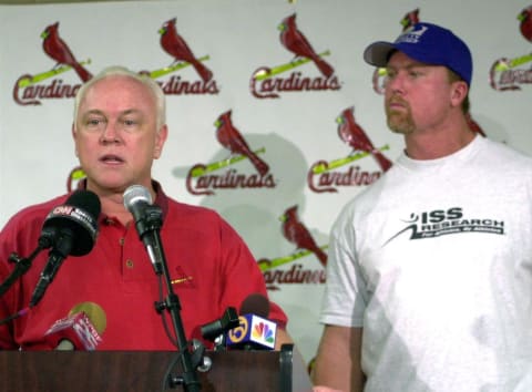 JUPITER, UNITED STATES: St. Louis Cardinals’ General Manager Walt Jocketty (L) speaks to the media 01 March, 2001 in Jupiter, FL, after the announcement was made that slugger Mark McGwire has agreed to a two-year contract extension through 2003. McGwire will receive 30 million dollars over two years and two dollars for each ticket sold over 2.8 million. AFP PHOTO/SCOTT ROVAK (Photo credit should read SCOTT ROVAK/AFP via Getty Images)