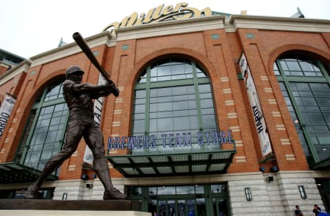 MILWAUKEE – JULY 1: A statue of Robin Yount statue stands outside Miller Park before a game between the New York Mets and the Milwaukee Brewers July 1, 2009 at Miller Park in Milwaukee, Wisconsin. (Photo by Jonathan Daniel/Getty Images)