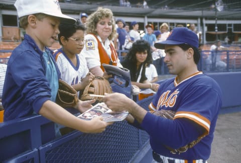 NEW YORK – CIRCA 1986: Sid Fernandez #50 of the New York Mets signs autographs for fans prior to the start of a Major League Baseball game circa 1986 at Shea Stadium in the Queens borough of New York City. Fernandez played for the Mets from 1984-93. (Photo by Focus on Sport/Getty Images)