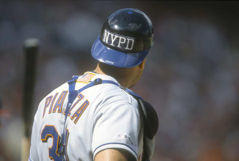 UNSPECIFIED – CIRCA 2001: Mike Piazza #31 of the New York Mets looks on during a Major League Baseball game circa 2001. Piazza played for the Mets from 1998-2005. (Photo by Focus on Sport/Getty Images)