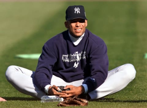 Outfielder David Justice of the New York Yankees stretches during batting practice 23 October 2000 at Shea Stadium in Flushing Meadows, NY. The Yankees lead the New York Mets 2-0 in the World Series with game three on 24 October 2000. AFP PHOTO/Jeff HAYNES (Photo by JEFF HAYNES / AFP) (Photo by JEFF HAYNES/AFP via Getty Images)