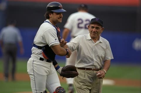 26 Jun 1998: Former Yankee Yogi Berra shakes Mike Piazza”s hand after throwing the first pitch to start the interleague game between the New York Mets and the New York Yankees at Shea Stadium in Flushing, New York. The Yankees defeated the Mets 8-4. Mand