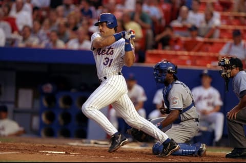 31 Jul 1998: Catcher Mike Piazza #31 of the New York Mets in action during a game against the Los Angeles Dodgers at Shea Stadium in Flushing, New York. The Dodgers defeated the Mets 4-3. Mandatory Credit: David Seelig /Allsport