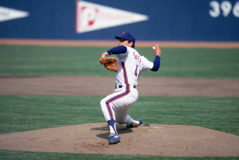 FLUSHING, NY – 1983: Tom Seaver of the New York Mets delivers a pitch during a game in 1983 at Shea Stadium in Flushing, Quenns, New York. (Photo by Rich Pilling/MLB Photos via Getty Images)