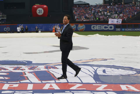 NEW YORK, NY – JULY 30: Mike Piazza waves to the fans before his number retirement ceremony before the start of a game between the Colorado Rockies and New York Mets at Citi Field on July 30, 2016 in the Flushing neighborhood of the Queens borough of New York City. (Photo by Rich Schultz/Getty Images)