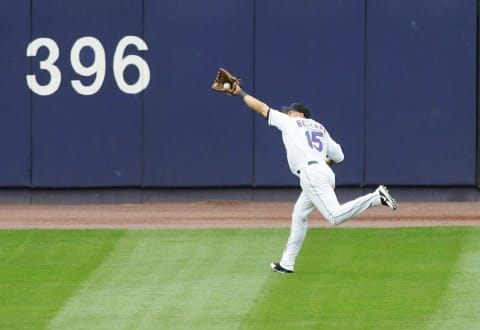 NEW YORK – SEPTEMBER 06: Carlos Beltran #15 of the New York Mets makes a running catch in centerfield against the Atlanta Braves September 6, 2006 during the second game of their doubleheader at Shea Stadium in the Flushing neighborhood of the Queens borough of New York City. (Photo by Jim McIsaac/Getty Images)