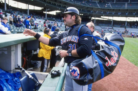 23 Apr 1999: Mike Piazza #31 of the New York Mets signs autographs before the game against the Chicago Cubs at Wrigley Field in Chicago, Illinois. The Mets defeated the Cubs 6-5. Mandatory Credit: Jonathan Daniel /Allsport