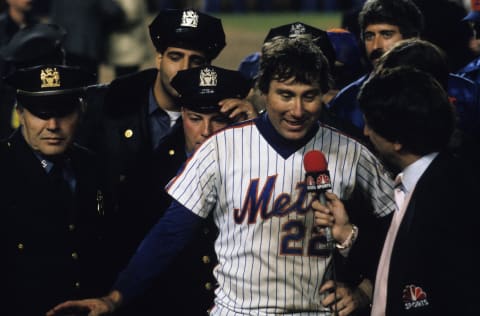 FLUSHING, NY – OCTOBER 27, 1986: Ray Knight #22 of the New York Mets being interviewed by Marv Albert after the Mets win Game 7 of the 1986 World Series against the Boston Red Sox in Shea Stadium on October 27, 1986 in Flushing, New York. (Photo by Ronald C. Modra/Getty Images)