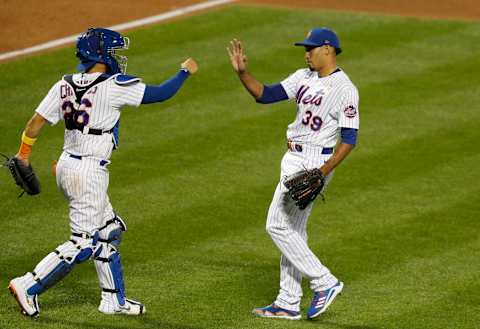 NEW YORK, NEW YORK – SEPTEMBER 05: Edwin Diaz #39 (R) and Robinson Chirinos #26 of the New York Mets in action against the Philadelphia Phillies at Citi Field on September 05, 2020 in New York City. The Mets defeated the Phillies 5-1. (Photo by Jim McIsaac/Getty Images)