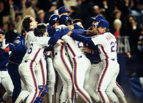 OCT 1986: THE NEW YORK METS CELEBRATE DURING THE METS 4-3 WIN OVER THE BOSTON RED SOX IN GAME 6 OF THE WORLD SERIES AT SHEA STADIUM IN NEW YORK, NEW YORK. Mandatory Credit: Allsport/ALLSPORT