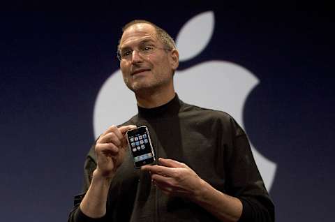 SAN FRANCISCO, CA – JANUARY 9: Apple CEO Steve Jobs holds up the new iPhone that was introduced at Macworld on January 9, 2007 in San Francisco, California. The new iPhone will combine a mobile phone, a widescreen iPod with touch controls and an internet communications device with the ability to use email, web browsing, maps and searching. The iPhone will start shipping in the US in June 2007. (Photo by David Paul Morris/Getty Images)