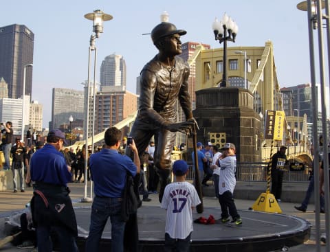 PITTSBURGH, PA – OCTOBER 07: Chicago Cubs pose with the Roberto Clemente Statue before the National League Wild Card game against the Pittsburgh Pirates at PNC Park on October 7, 2015 in Pittsburgh, Pennsylvania. (Photo by Justin K. Aller/Getty Images)