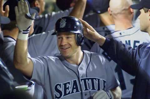 Seattle Mariners David Bell is congratulated by his teammates after hitting a three-run home run during the 06 July 2000 game against the Anaheim Angels at Edison Field in Anaheim, CA. The Mariners went on to defeat the Angels. 6-4. (ELECTRONIC IMAGE) AFP Photo / Scott NELSON / sn (Photo by SCOTT NELSON / AFP) (Photo credit should read SCOTT NELSON/AFP via Getty Images)