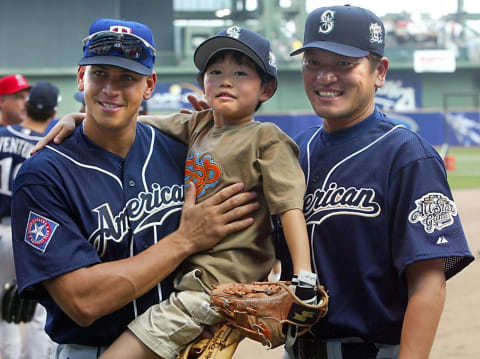 Kazuhiro Sasaki of the Seattle Mariners, his son, and Alex Rodriguez of the Rangers pose for a picture. AFP PHOTO/John ZICH (Photo by JOHN ZICH / AFP) (Photo credit should read JOHN ZICH/AFP via Getty Images)