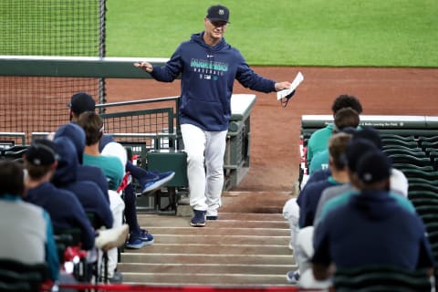 SEATTLE, WASHINGTON – JULY 07: Manager Scott Servais of the Seattle Mariners leads a team meeting. (Photo by Abbie Parr/Getty Images)