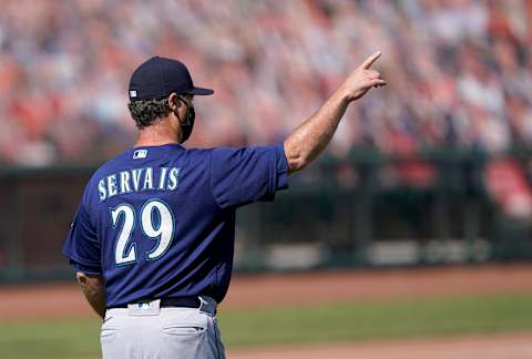 SAN FRANCISCO, CALIFORNIA – SEPTEMBER 17: Manager Scott Servais of the Seattle Mariners signals the bullpen to make a pitching change. (Photo by Thearon W. Henderson/Getty Images)