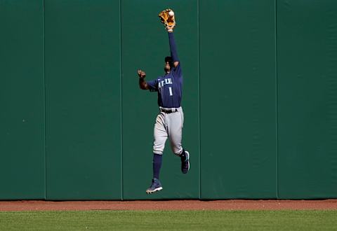 SAN FRANCISCO, CALIFORNIA – SEPTEMBER 17: Kyle Lewis of the Seattle Mariners catches a fly ball. (Photo by Thearon W. Henderson/Getty Images)