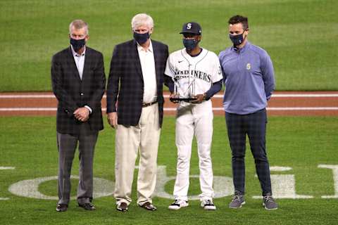 SEATTLE, WASHINGTON – SEPTEMBER 23: (L-R) President Kevin Mather, owner John Stanton, Dee Strange-Gordon and GM Jerry Dipoto of the Seattle Mariners pose with Strange-Gordon’s Unsung Hero award for the Seattle chapter of the Baseball Writers’ Association of America Awards. (Photo by Abbie Parr/Getty Images)