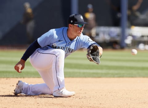 PEORIA, ARIZONA – FEBRUARY 28: Dylan Moore #25 of the Seattle Mariners makes a play at second. (Ty France). (Photo by Steph Chambers/Getty Images)