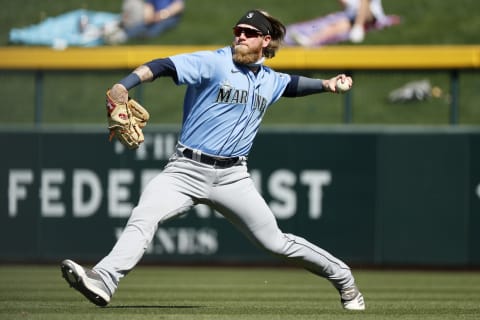 MESA, ARIZONA – MARCH 03: Jake Fraley #28 of the Seattle Mariners throws the ball. (Photo by Steph Chambers/Getty Images)