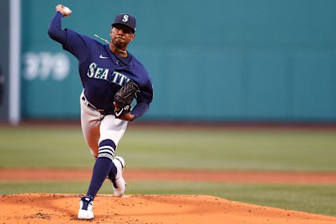 BOSTON, MASSACHUSETTS – APRIL 22: Starting pitcher Justin Dunn #35 of the Seattle Mariners throws against the Boston Red Sox. (Photo by Maddie Meyer/Getty Images)