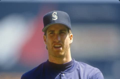 UNSPECIFIED – CIRCA 1990: Erik Hanson #39 of the Seattle Mariners plays catch prior to the start of an Major League baseball game circa 1990. Hanson played for the Mariners from 1988-93. (Photo by Focus on Sport/Getty Images)