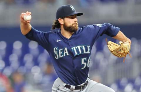 MIAMI, FLORIDA – APRIL 29: Penn Murfee #56 of the Seattle Mariners delivers a pitch in the eighth inning against the Miami Marlins at loanDepot park on April 29, 2022 in Miami, Florida. (Photo by Michael Reaves/Getty Images)