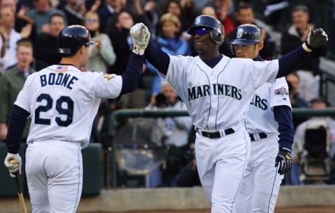 SEATTLE, UNITED STATES: Seattle Mariners’ Mike Cameron is congratulated by his teammate Bret Boone. AFP PHOTO/Dan LEVINE (Photo credit should read DAN LEVINE/AFP via Getty Images)