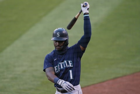 OAKLAND, CALIFORNIA – SEPTEMBER 25: Kyle Lewis of the Seattle Mariners warms up in the on-deck circle on September 25, 2020 in Oakland, California. (Photo by Thearon W. Henderson/Getty Images)