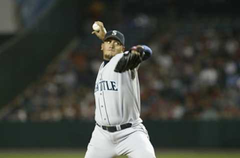 ANAHEIM, CA – APRIL 14: Pitcher Freddy Garcia #34 of the Seattle Mariners pitches during the game against the Anaheim Angels on April 14, 2004 at Angel Stadium in Anaheim, California. The Angels won 6-5. (Photo by Stephen Dunn/Getty Images)