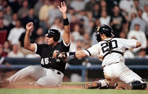 Carlos Lee, L, of the Chicago White Sox (Photo by MATT CAMPBELL / AFP)