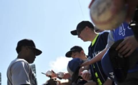 CHICAGO, IL – AUGUST 28: Robinson Cano #22 of the Seattle Mariners signs autographs before the game against the Chicago White Sox on August 28, 2016 at U. S. Cellular Field in Chicago, Illinois. (Photo by David Banks/Getty Images)