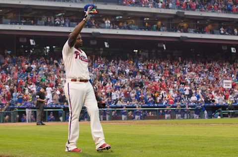 Oct 2, 2016; Philadelphia, PA, USA; Philadelphia Phillies first baseman Ryan Howard (6) tips his cap to the fans as he leaves the game during the ninth inning against the New York Mets at Citizens Bank Park. The Philadelphia Phillies won 5-2. Mandatory Credit: Bill Streicher-USA TODAY Sports