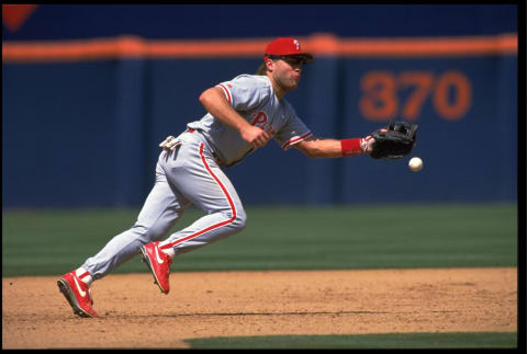 29 APR 1993: PHILADELPHIA PHILLIES INFIELDER DAVE HOLLINS FIELDS A GROUNDBALL DURING THE PHILLIES VERSUS SAN DIEGO PADRES GAME AT JACK MURPHY STADIUM IN SAN DIEGO, CALIFORNIA. MANDATORY CREDIT: STEPHEN DUNN/ALLSPORT USA