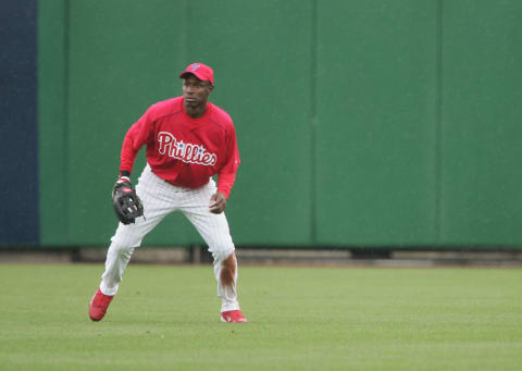 CLEARWATER, FL – MARCH 3: Outfielder Kenny Lofton #7 of the Philadelphia Phillies looks on against the Detroit Tigers during MLB Spring Training action at the Bright House Networks Field on March 3, 2005 in Clearwater, Florida. The Detroit Tigers defeated the Philadelphia Phillies 9-1. (Photo by Doug Pensinger/Getty Images)