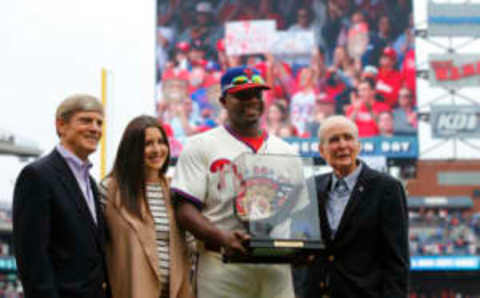 PHILADELPHIA, PA – OCTOBER 02: Ryan Howard #6 of the Philadelphia Phillies and his wife Krystle accepts a hand painted first baseman’s glove from Phillies owner John Middleton, left, and chairman David Montgomery, right during a pre game ceremony in his honor before a game a game against the New York Mets at Citizens Bank Park on October 2, 2016 in Philadelphia, Pennsylvania. (Photo by Rich Schultz/Getty Images)