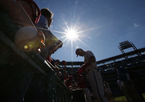 PHILADELPHIA, PA – OCTOBER 01: Rhys Hoskins #17 of the Philadelphia Phillies signs autographs before the start of a game against the New York Mets at Citizens Bank Park on October 1, 2017 in Philadelphia, Pennsylvania. (Photo by Rich Schultz/Getty Images)