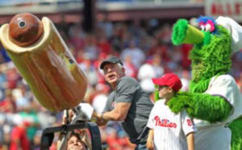 PHILADELPHIA – AUGUST 12: Former Philadelphia Phillie and Hall of Famer Mike Schmidt shoots hot dogs into the stands during a game against the St. Louis Cardinals at Citizens Bank Park on August 12, 2012 in Philadelphia, Pennsylvania. The Phillies won 8-7. (Photo by Hunter Martin/Getty Images)