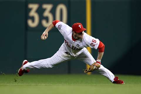 PHILADELPHIA – NOVEMBER 01: Chase Utley #26 of the Philadelphia Phillies fails to make a throw on an infield single hit by Derek Jeter #2 of the New York Yankees in the top of the first inning of Game Four of the 2009 MLB World Series at Citizens Bank Park on November 1, 2009 in Philadelphia, Pennsylvania. (Photo by Al Bello/Getty Images)