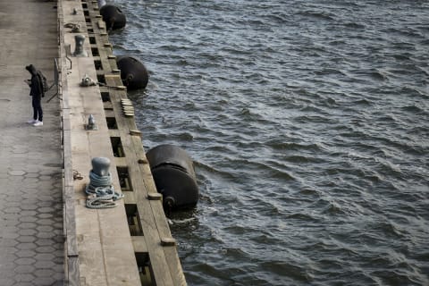 NEW YORK, NY – MARCH 14: A man pauses at Pier 15 on the East River at South Street Seaport, March 14, 2019 in New York City. Mayor Bill de Blasio has unveiled a $10 billion plan to extend the Lower Manhattan coastline by up to two city blocks to guard against rising sea levels and other effects of climate change. The city will seek federal and state funding as well as potential private investments to finance the ambitious project.