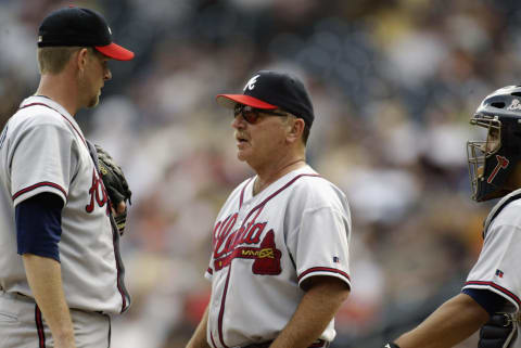 Pitching coach Leo Mazzone of the Atlanta Braves talks strategy with Kent Mercker. (Photo by Craig Melvin/Getty Images)