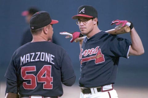 Atlanta Braves pitcher Greg Maddux talks with pitching coach Leo Mazzone. (Photo by Doug Collier/AFP via Getty Images)