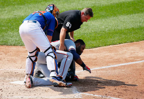 NEW YORK, NY – AUGUST 21: Jason Heyward #22 of the Atlanta Braves is helped by John Buck #44 of the New York Mets after getting hit in the face with a pitch from Jonathon Niese #49 in the fifth inning at Citi Field on August 21, 2013 at Citi Field (Photo by Mike Stobe/Getty Images)