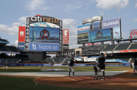 NEW YORK, NEW YORK - SEPTEMBER 11: The New York Yankees take fielding practice before a game against the New York Mets (Photo by Jim McIsaac/Getty Images)